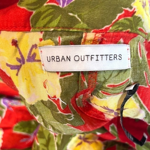 Urban Outfitters, Vibrant Floral Wide-Leg Copped Pants,Side Buttons, Size 2 - Picture 4 of 8